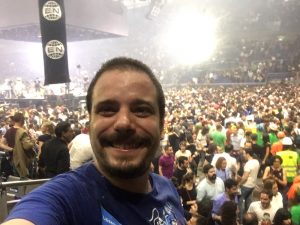 Otto Buendía en concierto de Arcade Fire